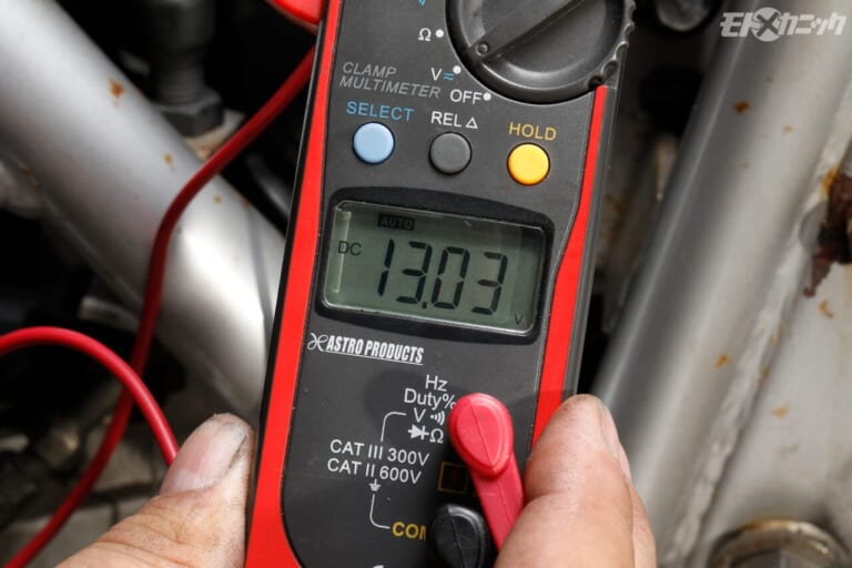 GSX1100Sカタナ|サーキットテスター|長期放置車のエンジン始動直後に必ず確認しておきたい“電気系の稼働状況”〈GSX1100Sカタナ〉