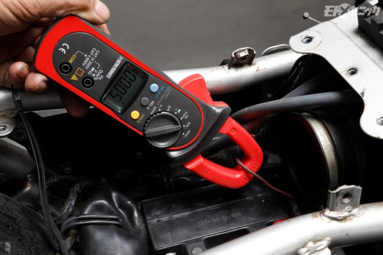 GSX1100Sカタナ|サーキットテスター|長期放置車のエンジン始動直後に必ず確認しておきたい“電気系の稼働状況”〈GSX1100Sカタナ〉