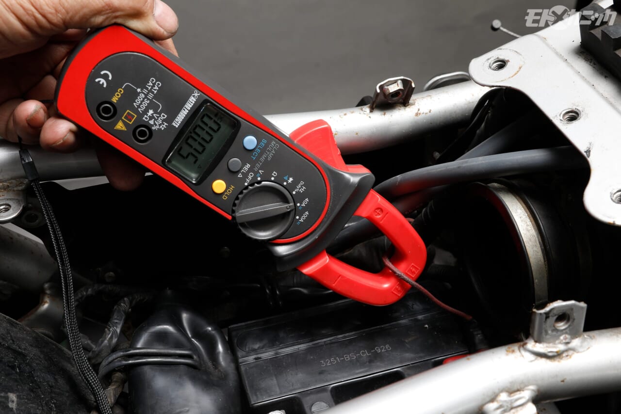 GSX1100Sカタナ|サーキットテスター|長期放置車のエンジン始動直後に必ず確認しておきたい“電気系の稼働状況”〈GSX1100Sカタナ〉