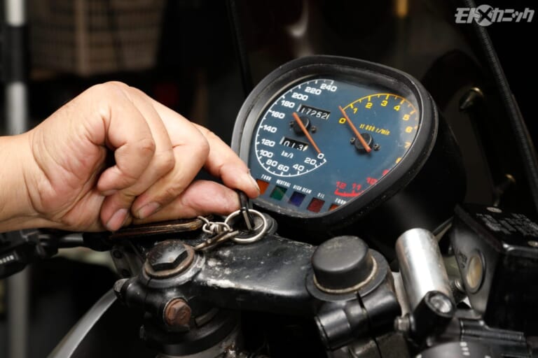 GSX1100Sカタナ|イグニッションキーオン|長期放置車のエンジン始動直後に必ず確認しておきたい“電気系の稼働状況”〈GSX1100Sカタナ〉