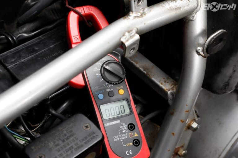 GSX1100Sカタナ|サーキットテスター|長期放置車のエンジン始動直後に必ず確認しておきたい“電気系の稼働状況”〈GSX1100Sカタナ〉