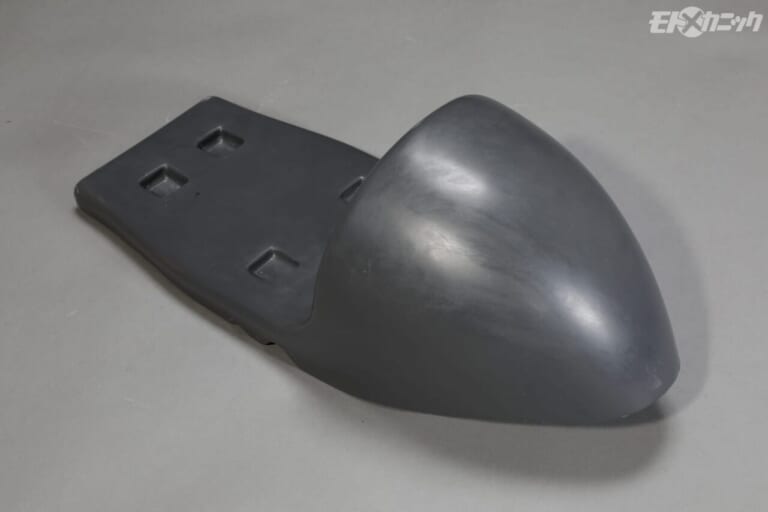 モトジョイ｜カワサキH1Rレプリカ用シートカウル｜ノーマルでもカスタムでもユーザーの望み通り。モトジョイの新たな絶版車販売スタイルが好評