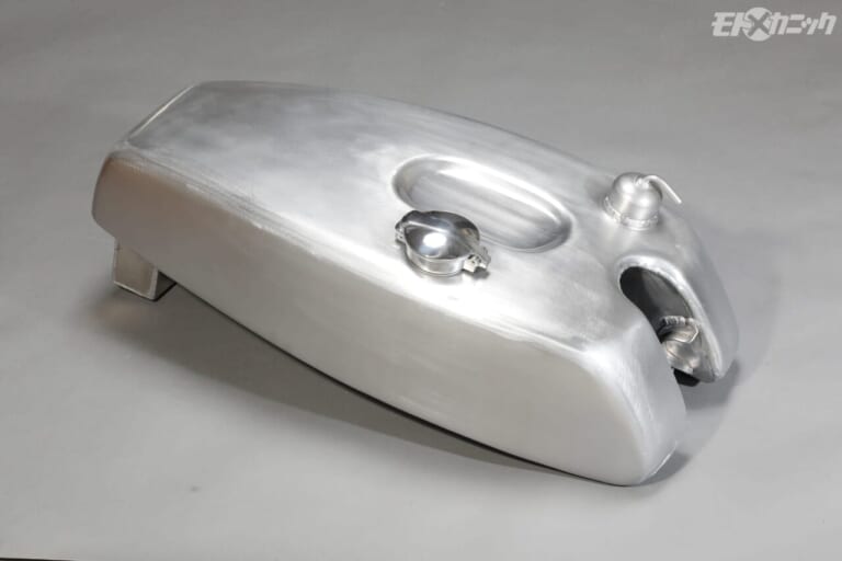 モトジョイ｜アルミ製タンクCR750タイプ｜ノーマルでもカスタムでもユーザーの望み通り。モトジョイの新たな絶版車販売スタイルが好評