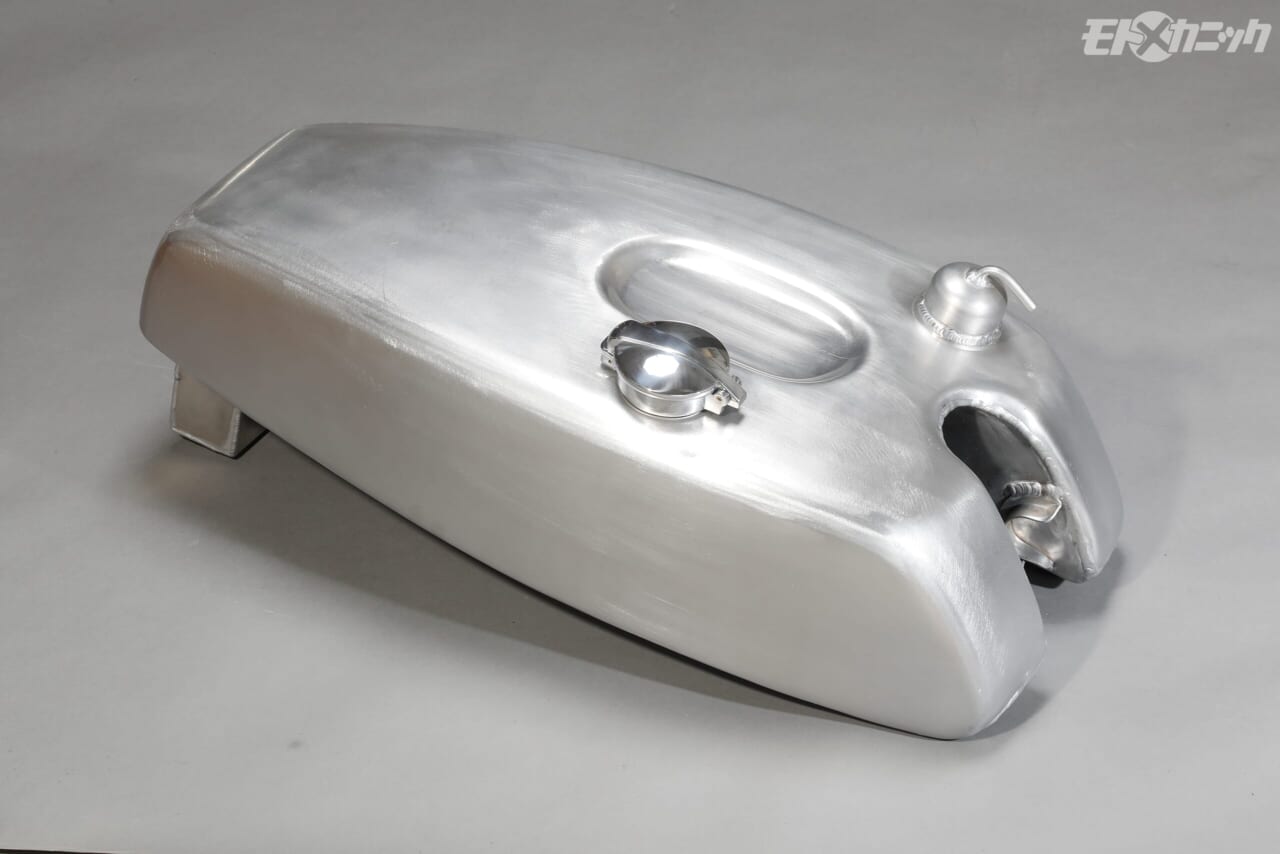 モトジョイ｜アルミ製タンクCR750タイプ｜ノーマルでもカスタムでもユーザーの望み通り。モトジョイの新たな絶版車販売スタイルが好評