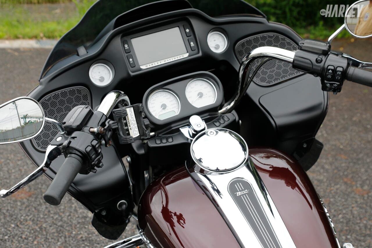 ハーレーダビッドソン｜FLTRX Road Glide｜メーターまわり｜店舗力と整備力で中古車品質向上! レッドバロンならハーレーダビッドソンも大安心〈2018 FLTRXロードグライド〉