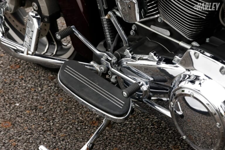 ハーレーダビッドソン｜FLTRX Road Glide｜フットボード｜店舗力と整備力で中古車品質向上! レッドバロンならハーレーダビッドソンも大安心〈2018 FLTRXロードグライド〉