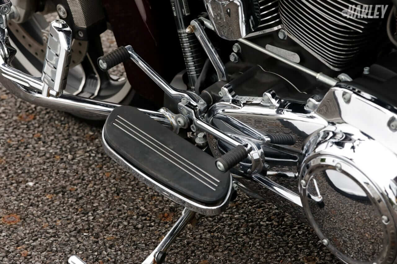 ハーレーダビッドソン｜FLTRX Road Glide｜フットボード｜店舗力と整備力で中古車品質向上! レッドバロンならハーレーダビッドソンも大安心〈2018 FLTRXロードグライド〉