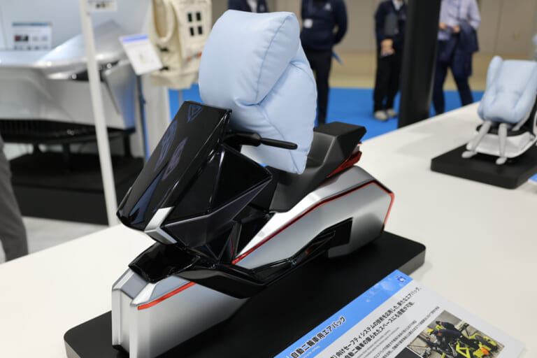 【モビショー】オートバイにエアバッグを搭載する時代がついに来た!? 実車で衝突試験も実施中！