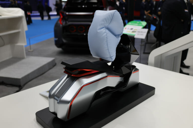 ジャパンモビリティショー2025|豊田合成|【モビショー】オートバイにエアバッグを搭載する時代がついに来た!? 実車で衝突試験も実施中!