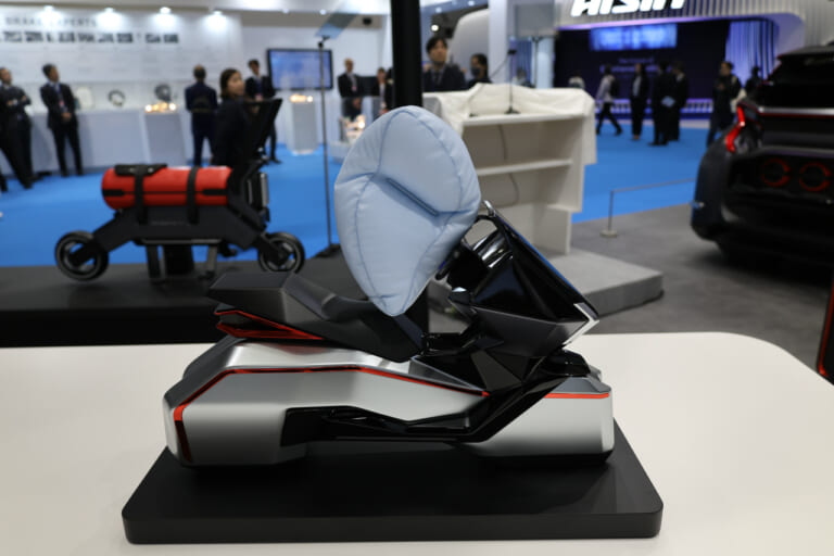 ジャパンモビリティショー2025｜豊田合成｜【モビショー】オートバイにエアバッグを搭載する時代がついに来た!? 実車で衝突試験も実施中！