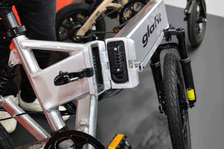 グラフィット|GFR03|電動原付バイクなのに自転車にもなる?! グラフィットの最新モデル「GFR03」が便利すぎる!【モビショー】