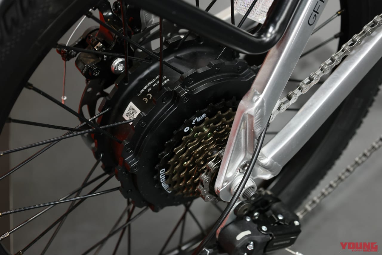 ｜電動原付バイクなのに自転車にもなる?! グラフィットの最新モデル「GFR03」が便利すぎる！【モビショー】