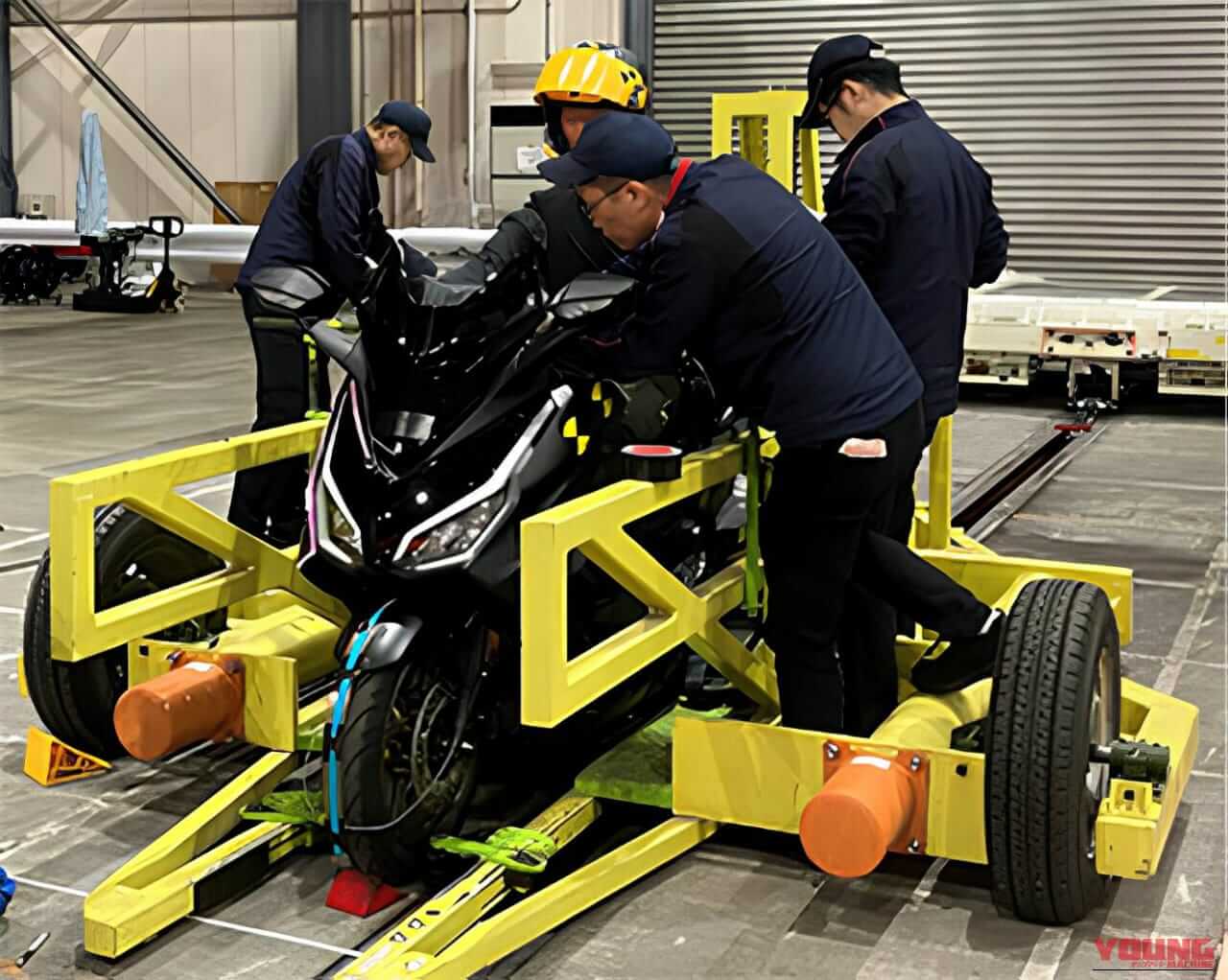 ｜【モビショー】オートバイにエアバッグを搭載する時代がついに来た!? 実車で衝突試験も実施中！