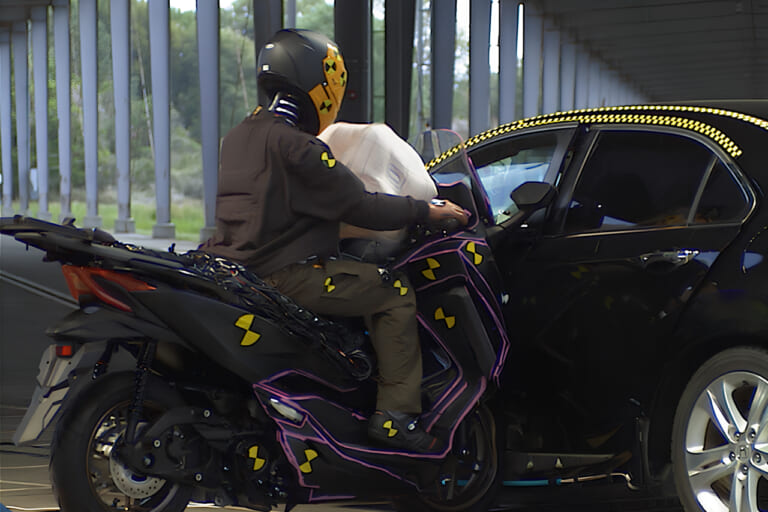 ジャパンモビリティショー2025|豊田合成|【モビショー】オートバイにエアバッグを搭載する時代がついに来た!? 実車で衝突試験も実施中!