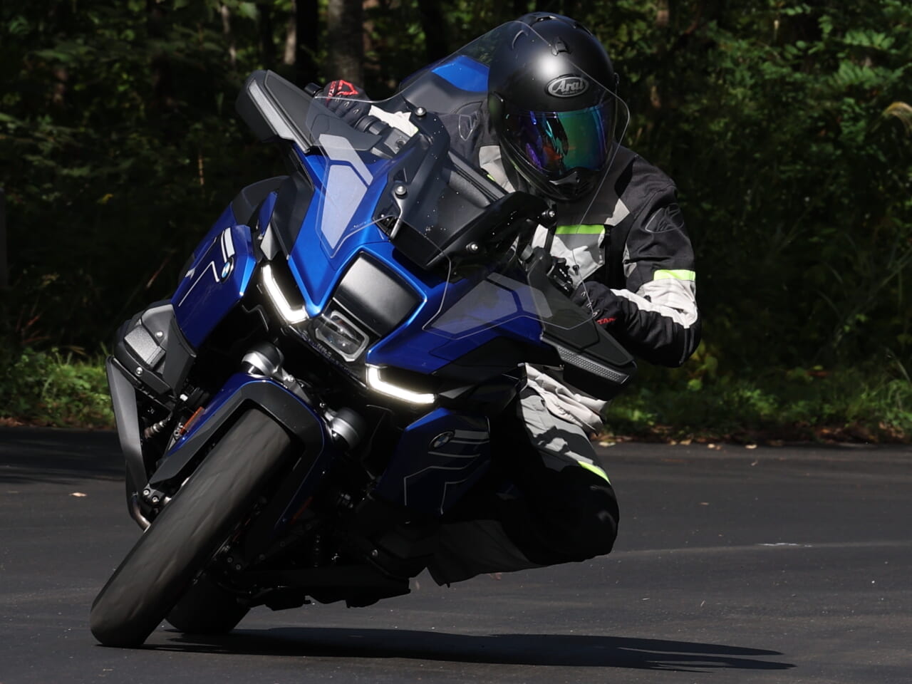 BMW R1300RT｜【NEWモデル試乗】贅沢ツアラー | BMW R1300RT「旅がラクなだけでなく、より走りを楽しめるようになった」