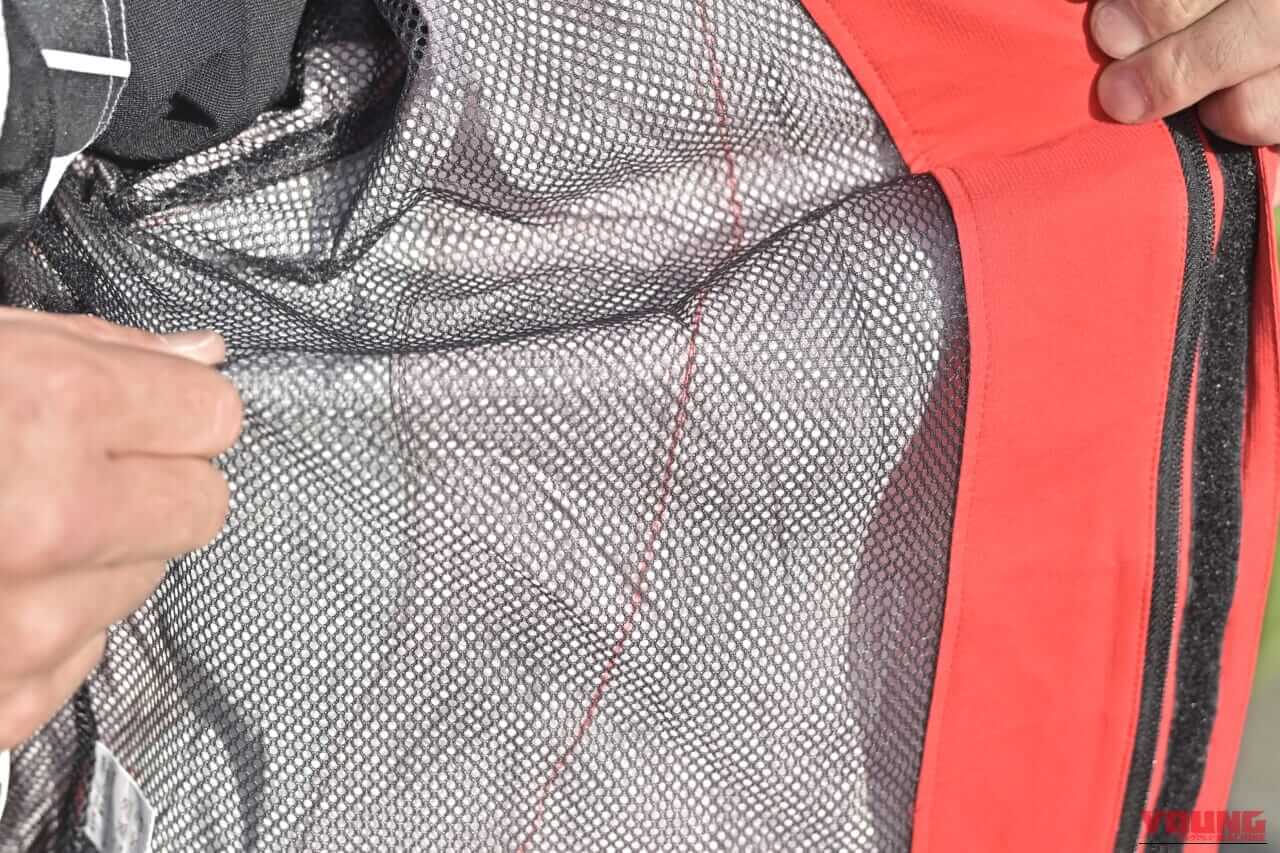 ｜バイク用レインウェアの決定版!? 透湿防水20,000mmと高いストレッチ性を両立したROMのアイテム【5500円で良コスパ】