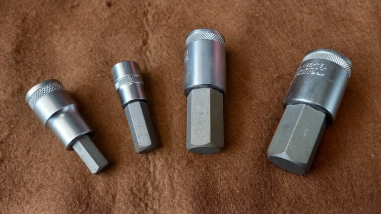 【DIY整備の裏技】専用工具なしで「でっかい六角穴ボルト」を外す方法、教えます|【DIY整備の裏技】専用工具なしで「でっかい六角穴ボルト」を外す方法、教えます