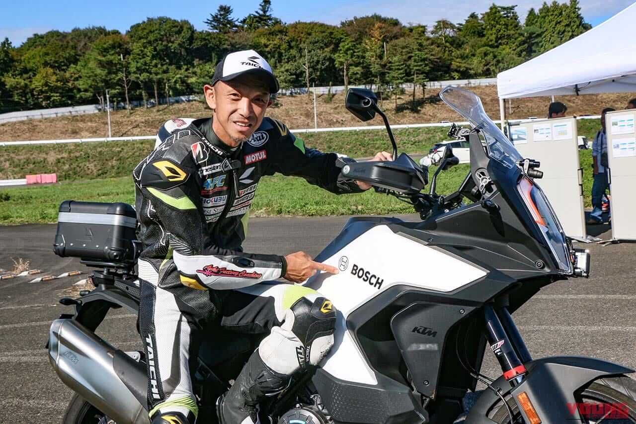 |「転びたくても転べない!」「MotoGPライダーのブレーキ操作を再現!?」ボッシュのABSが30年で物凄い進化をしていた【青木宣篤が解説】