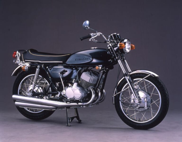 KAWASAKI 500-SS MACH III|カワサキMACHシリーズ【1969~1975】:鮮烈な印象を放った名2スト車の系譜