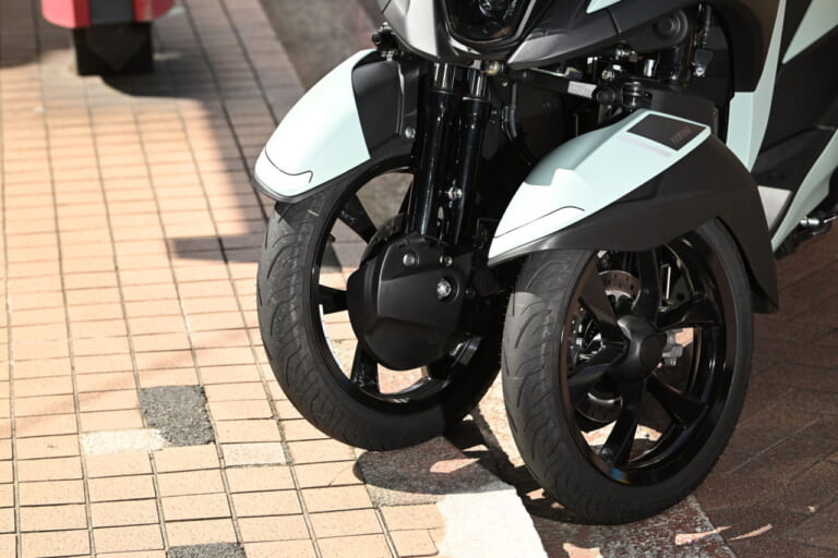 ヤマハ｜トリシティ125｜試乗インプレッション｜【異次元の安定感と制動力で街乗り最強！？】ヤマハ　トリシティ125 2025モデル試乗レポート