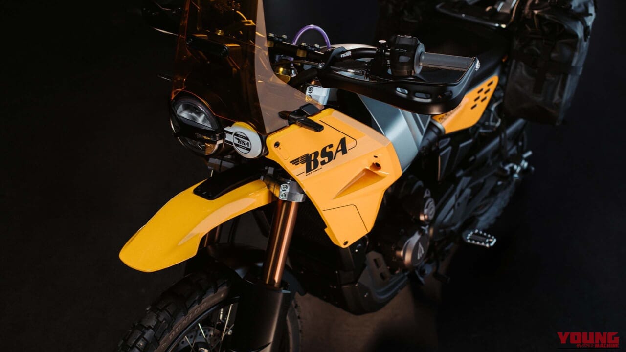 普通二輪免許で乗れるBSA！ 新型アドベンチャー「サンダーボルト」は水冷単気筒に左右非対称デザインを採用【EICMA】