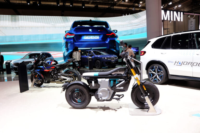 BMW｜ジャパンモビリティショー2025｜【モビショー】BMWブースは二輪車も注目!! WorldSBKを制したM1000RRと完全電動の次世代モビリティCE02が登場