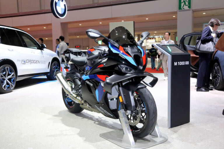 BMW｜ジャパンモビリティショー2025｜【モビショー】BMWブースは二輪車も注目!! WorldSBKを制したM1000RRと完全電動の次世代モビリティCE02が登場