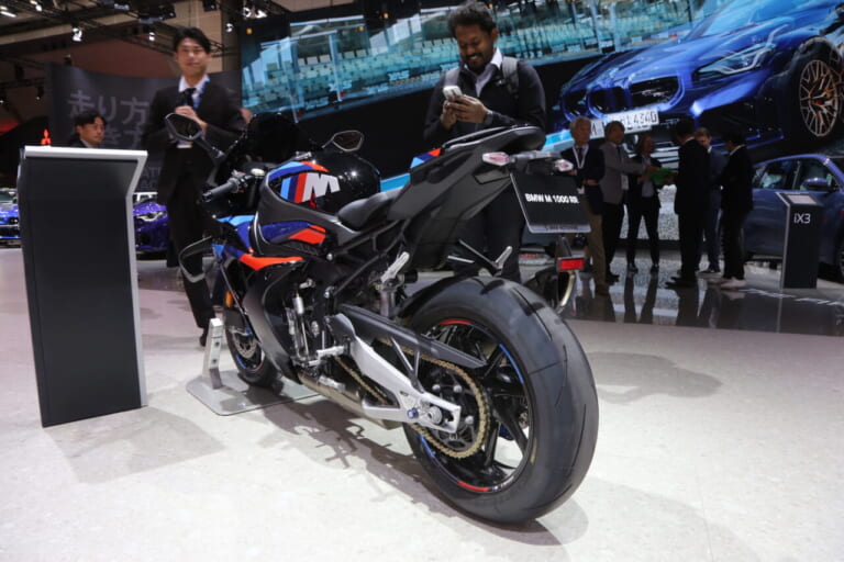 BMW｜ジャパンモビリティショー2025｜【モビショー】BMWブースは二輪車も注目!! WorldSBKを制したM1000RRと完全電動の次世代モビリティCE02が登場