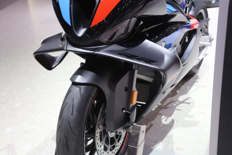 BMW｜ジャパンモビリティショー2025｜【モビショー】BMWブースは二輪車も注目!! WorldSBKを制したM1000RRと完全電動の次世代モビリティCE02が登場