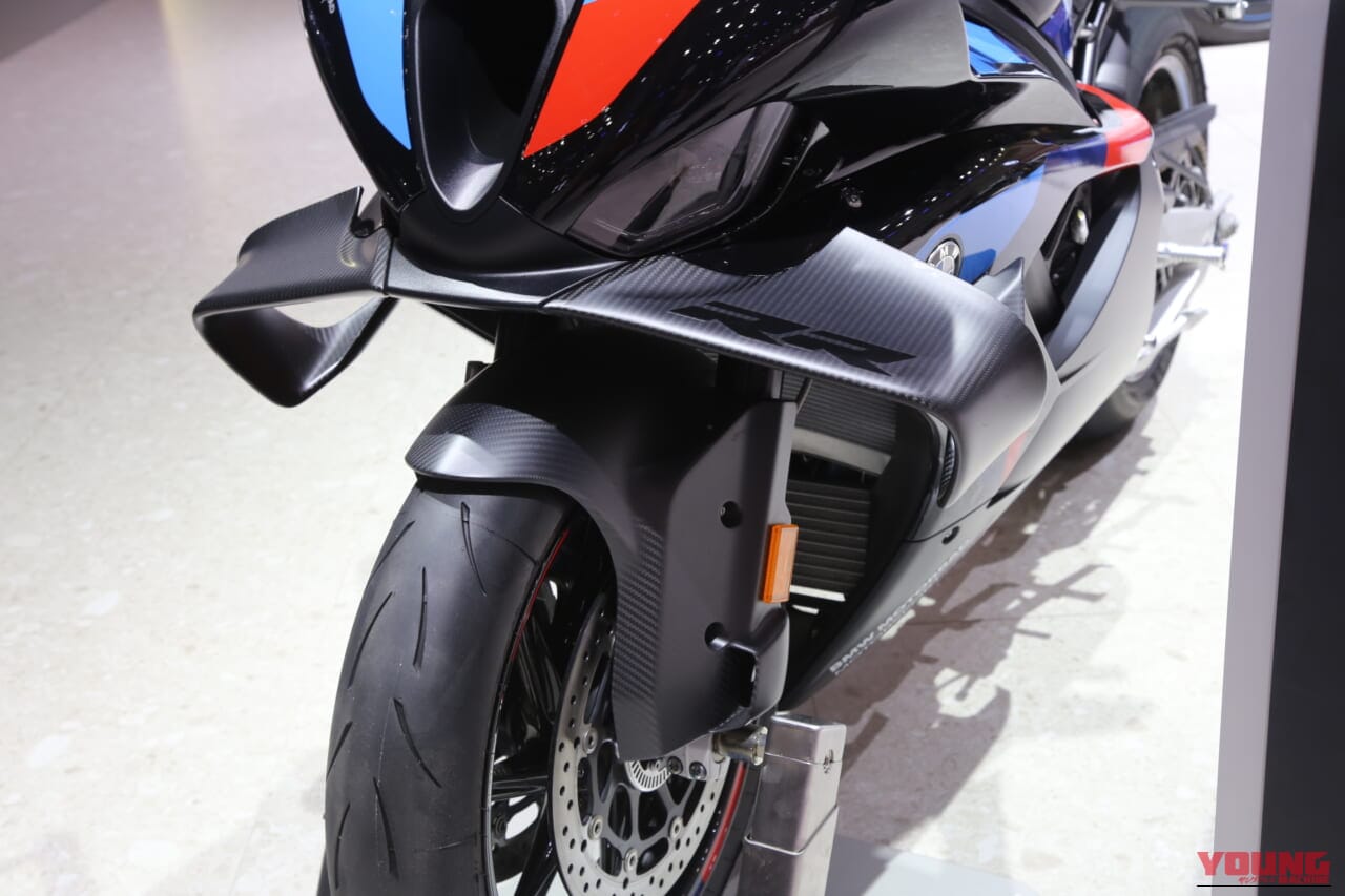 ｜【モビショー】BMWブースは二輪車も注目!! WorldSBKを制したM1000RRと完全電動の次世代モビリティCE02が登場