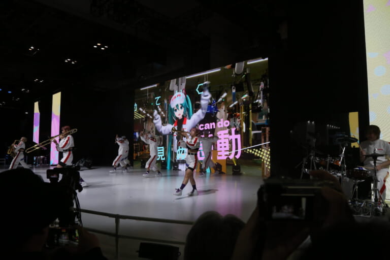 ヤマハ|ジャパンモビリティショー|【モビショー】自立する二輪車MOTOROiDにハイブリッドEVバイク、そして水素…ヤマハブースも目が離せない!!