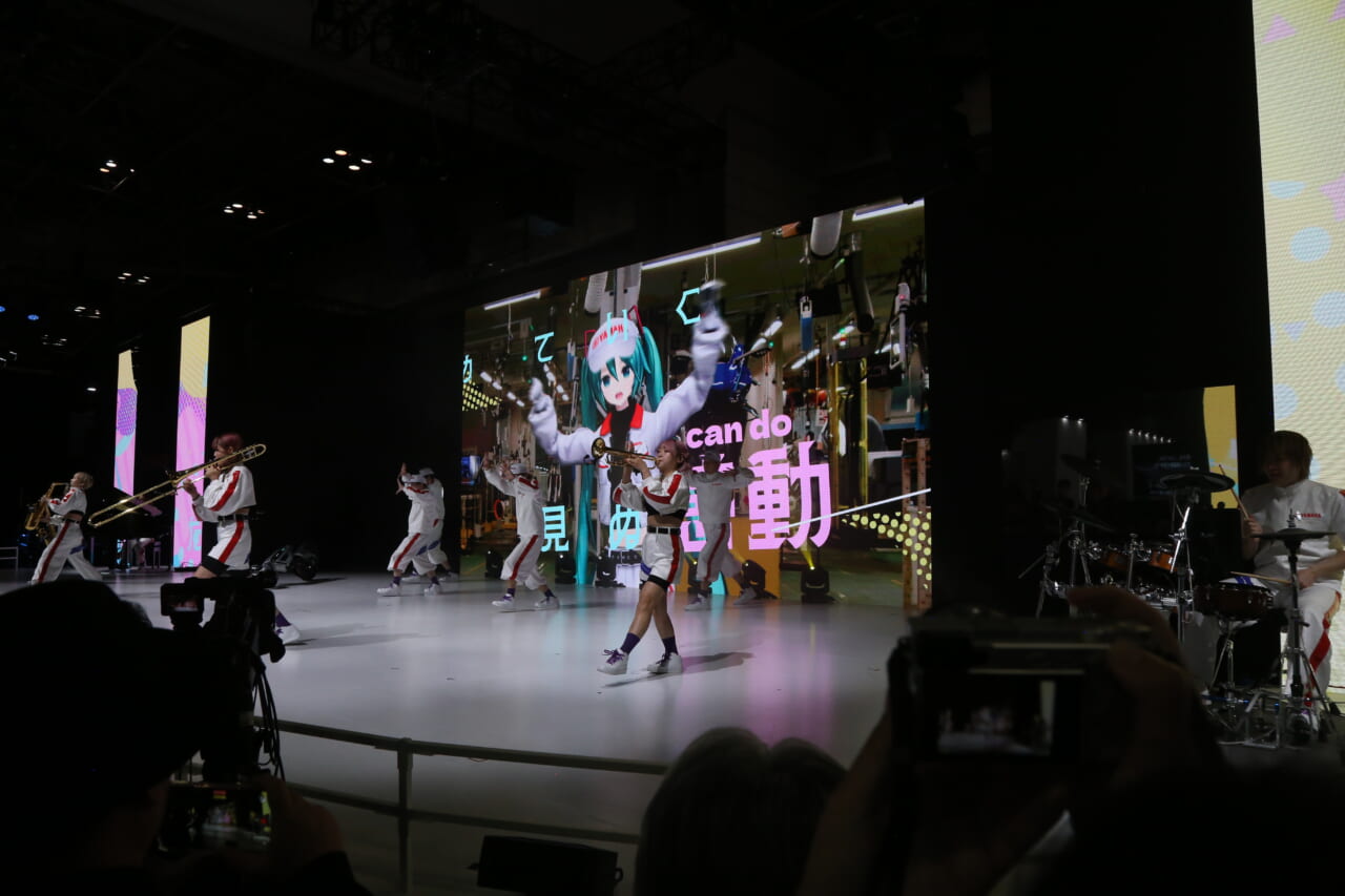 ヤマハ|ジャパンモビリティショー|【モビショー】自立する二輪車MOTOROiDにハイブリッドEVバイク、そして水素…ヤマハブースも目が離せない!!