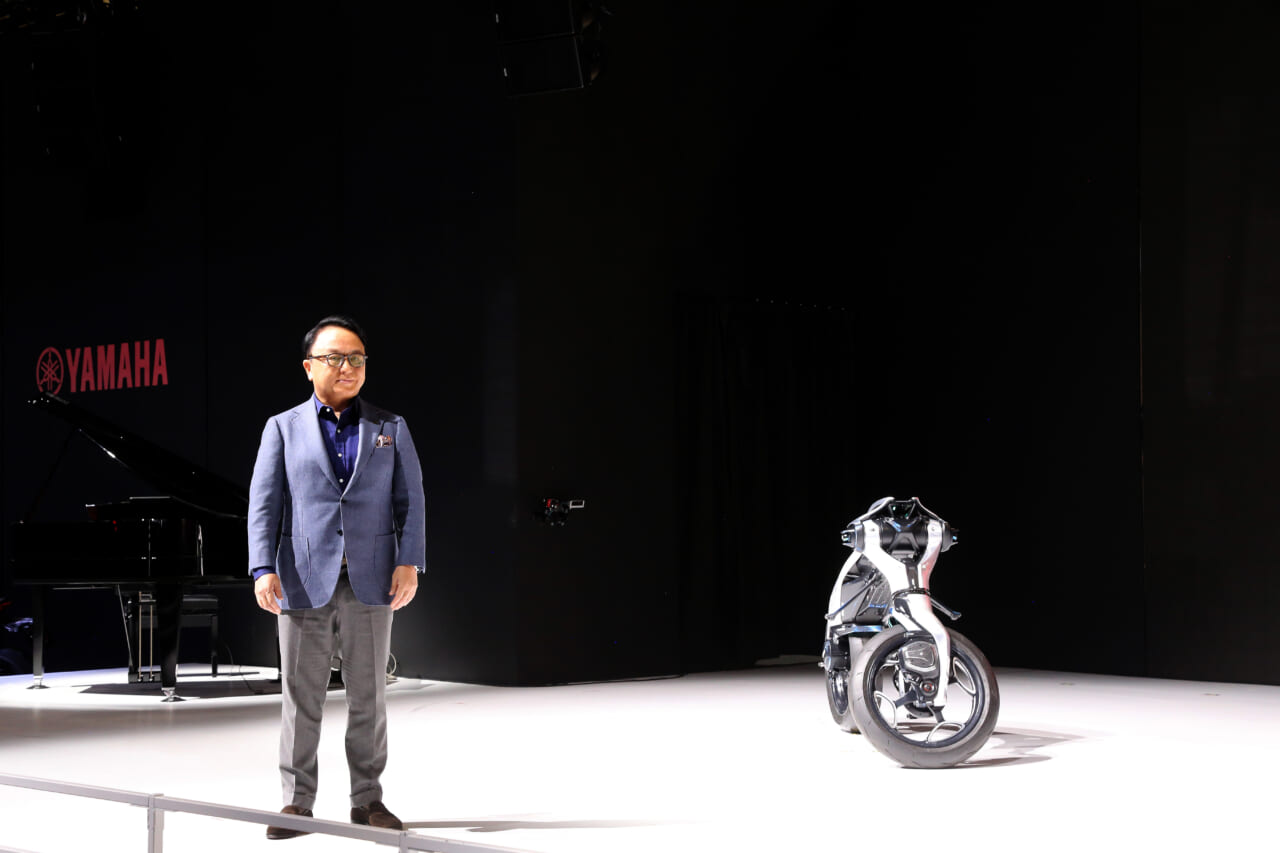 |【モビショー】自立する二輪車MOTOROiDにハイブリッドEVバイク、そして水素…ヤマハブースも目が離せない!!