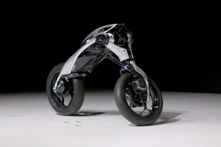 ヤマハ|ジャパンモビリティショー|【モビショー】自立する二輪車MOTOROiDにハイブリッドEVバイク、そして水素…ヤマハブースも目が離せない!!