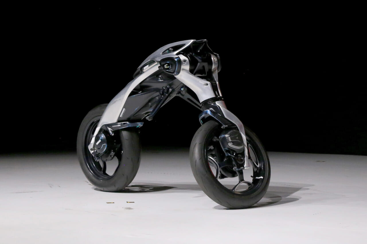 ヤマハ|ジャパンモビリティショー|【モビショー】自立する二輪車MOTOROiDにハイブリッドEVバイク、そして水素…ヤマハブースも目が離せない!!