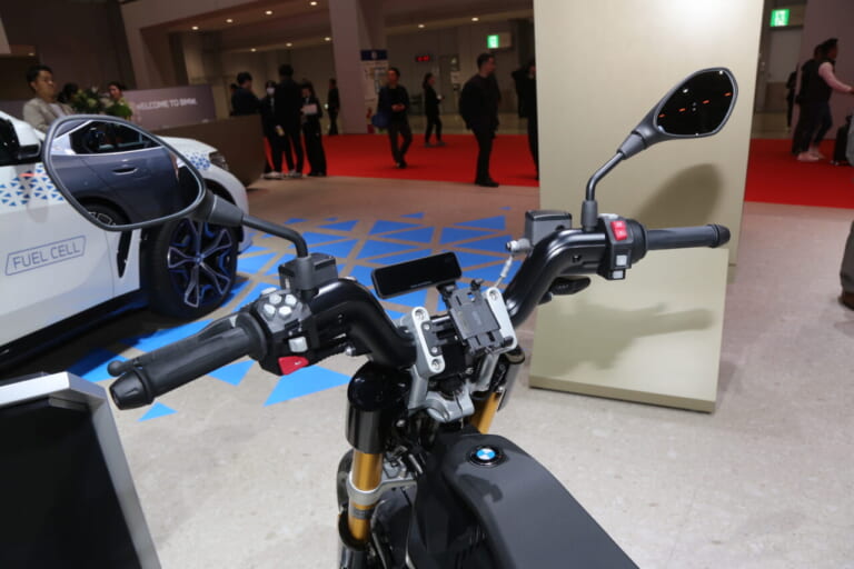 BMW|ジャパンモビリティショー2025|【モビショー】BMWブースは二輪車も注目!! WorldSBKを制したM1000RRと完全電動の次世代モビリティCE02が登場