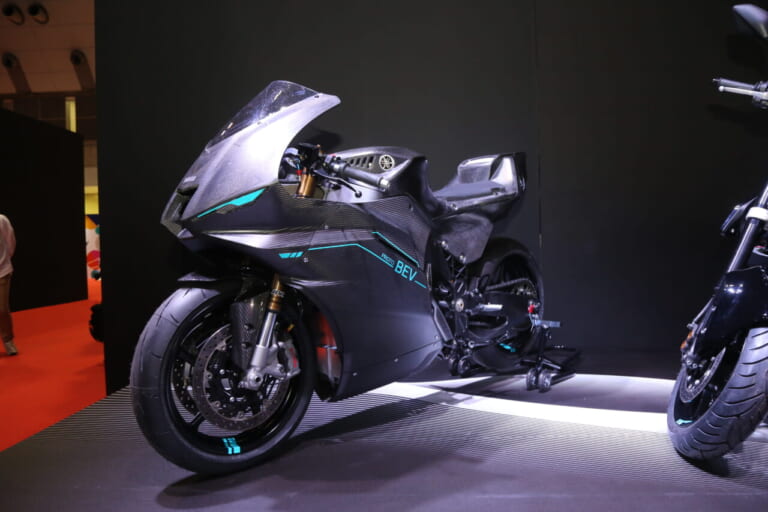 ヤマハ|ジャパンモビリティショー|【モビショー】自立する二輪車MOTOROiDにハイブリッドEVバイク、そして水素…ヤマハブースも目が離せない!!