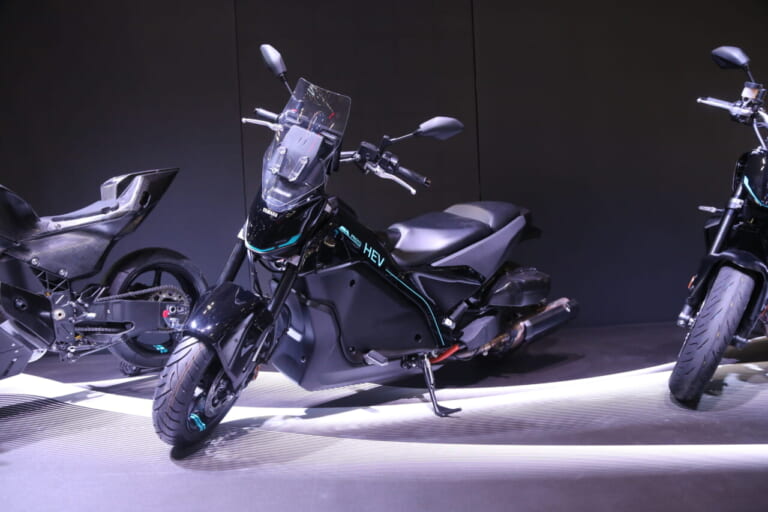 ヤマハ|ジャパンモビリティショー|【モビショー】自立する二輪車MOTOROiDにハイブリッドEVバイク、そして水素…ヤマハブースも目が離せない!!