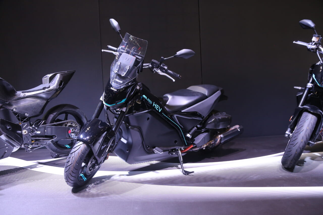 ヤマハ|ジャパンモビリティショー|【モビショー】自立する二輪車MOTOROiDにハイブリッドEVバイク、そして水素…ヤマハブースも目が離せない!!