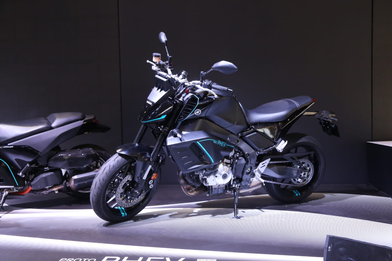 ヤマハ|ジャパンモビリティショー|【モビショー】自立する二輪車MOTOROiDにハイブリッドEVバイク、そして水素…ヤマハブースも目が離せない!!