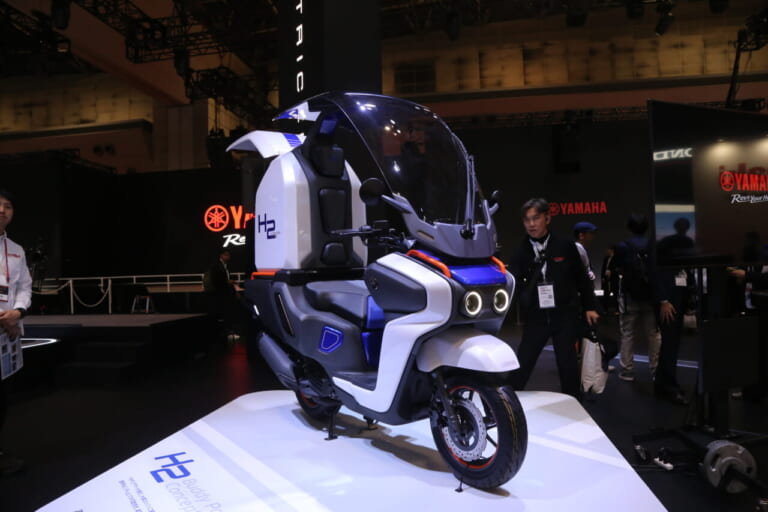 ヤマハ|ジャパンモビリティショー|【モビショー】自立する二輪車MOTOROiDにハイブリッドEVバイク、そして水素…ヤマハブースも目が離せない!!