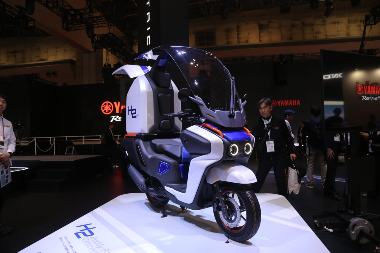 ヤマハ|ジャパンモビリティショー|【モビショー】自立する二輪車MOTOROiDにハイブリッドEVバイク、そして水素…ヤマハブースも目が離せない!!