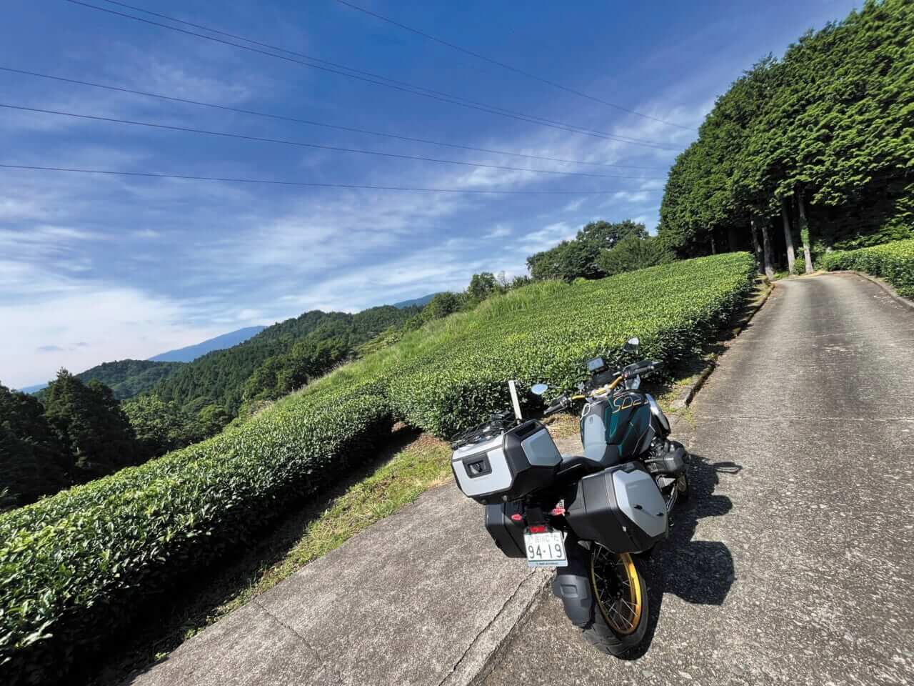 R1300GSで西丹沢｜BMW R1300GSで秘境探訪 〜青き空、碧き大地の西丹沢を走る〜