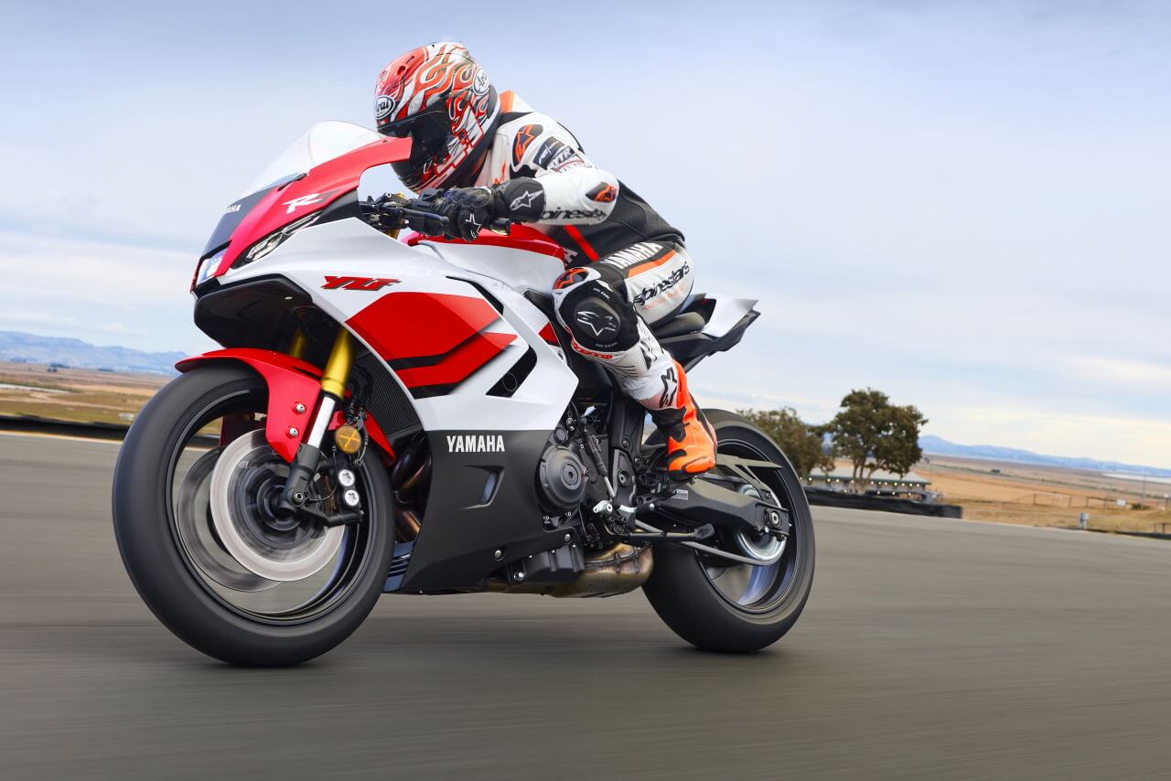 ヤマハ｜YZF-R7｜欧州仕様｜2026年モデル｜ヤマハ新型「YZF-R7」は電スロ＆R1譲りのIMUで電子制御がイッキ進化！ 70周年カラーで鈴鹿8耐のノスタルジーも再現【EICMA】