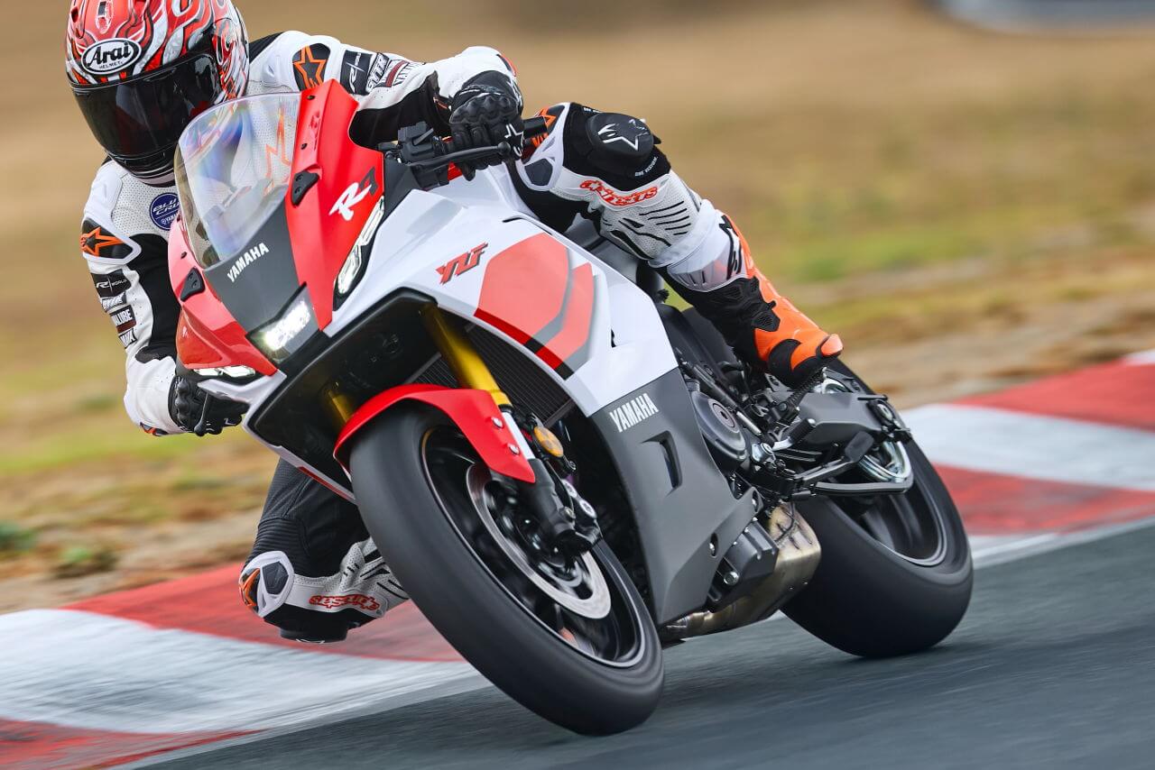 ヤマハ|YZF-R7|欧州仕様|2026年モデル|ヤマハ新型「YZF-R7」は電スロ&R1譲りのIMUで電子制御がイッキ進化! 70周年カラーで鈴鹿8耐のノスタルジーも再現【EICMA】