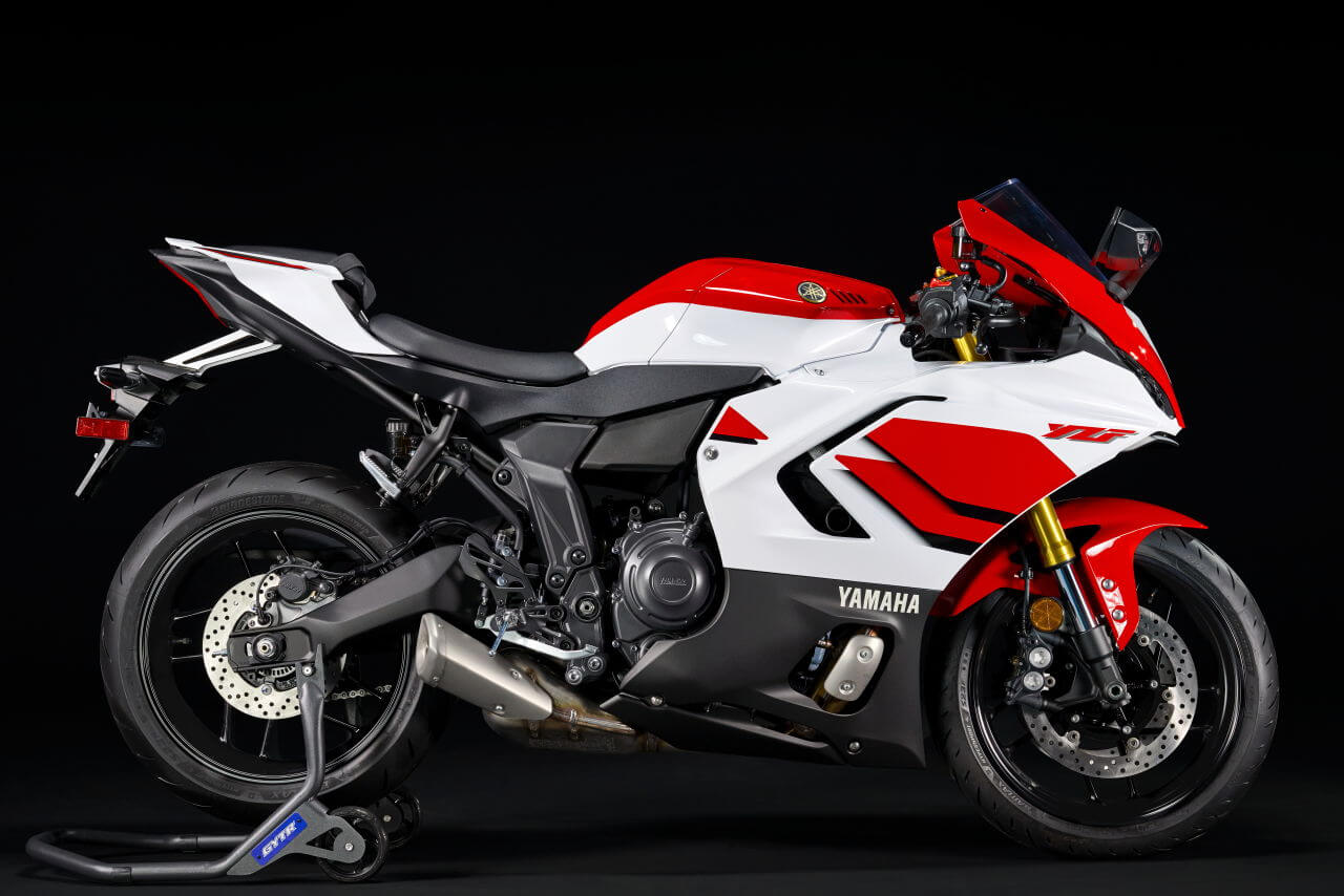 ヤマハ|YZF-R7|欧州仕様|2026年モデル|ヤマハ新型「YZF-R7」は電スロ&R1譲りのIMUで電子制御がイッキ進化! 70周年カラーで鈴鹿8耐のノスタルジーも再現【EICMA】