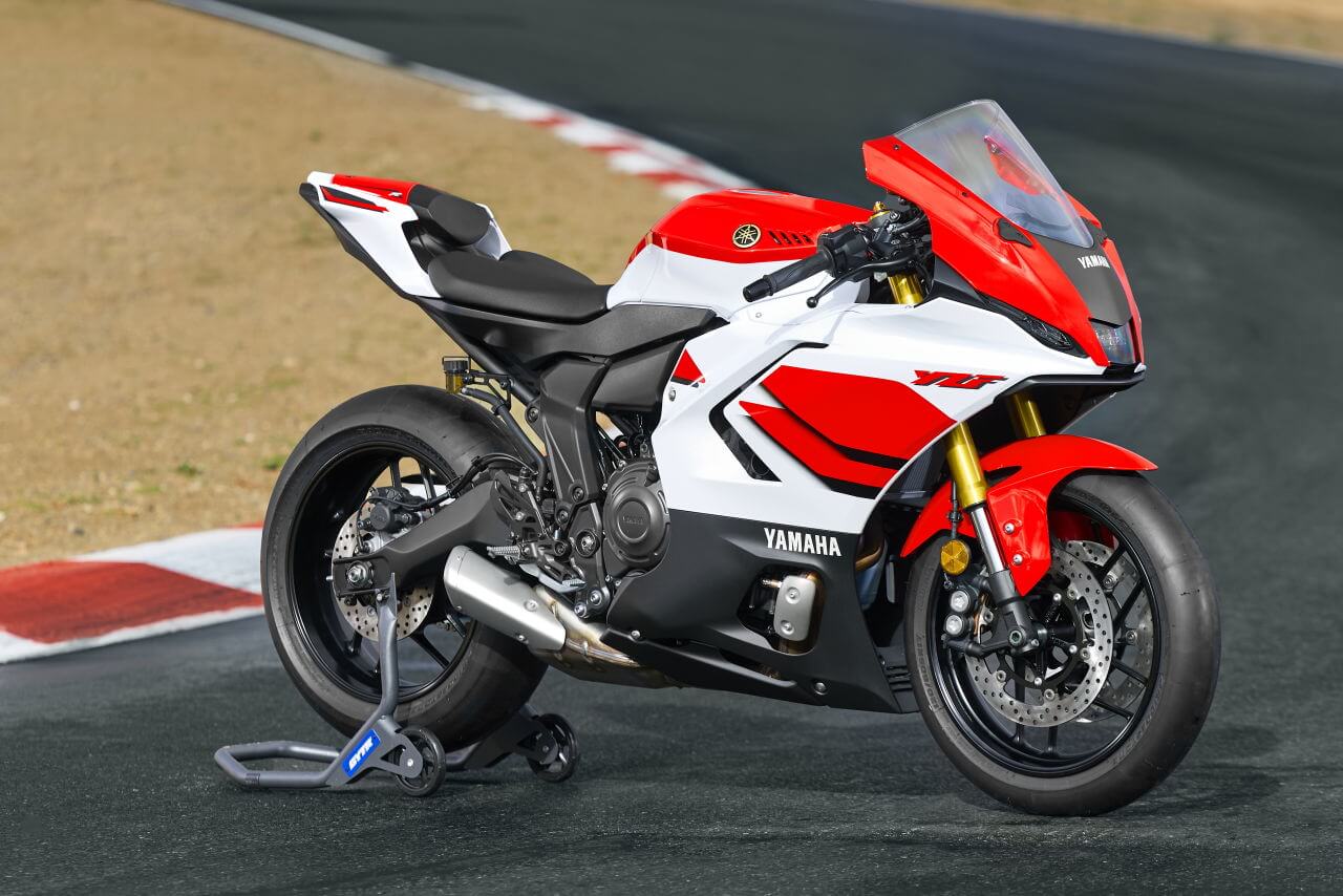 ヤマハ｜YZF-R7｜欧州仕様｜2026年モデル｜ヤマハ新型「YZF-R7」は電スロ＆R1譲りのIMUで電子制御がイッキ進化！ 70周年カラーで鈴鹿8耐のノスタルジーも再現【EICMA】