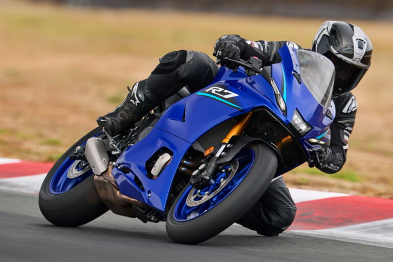 ヤマハ|YZF-R7|欧州仕様|2026年モデル|ヤマハ新型「YZF-R7」は電スロ&R1譲りのIMUで電子制御がイッキ進化! 70周年カラーで鈴鹿8耐のノスタルジーも再現【EICMA】
