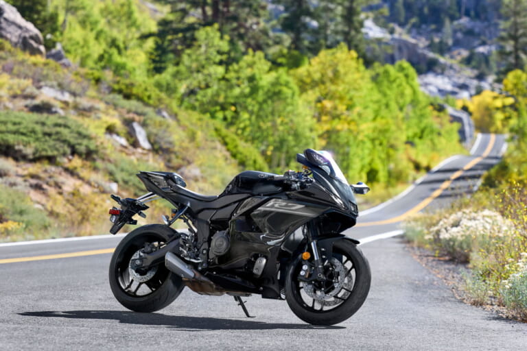 ヤマハ|YZF-R7|欧州仕様|2026年モデル|ヤマハ新型「YZF-R7」は電スロ&R1譲りのIMUで電子制御がイッキ進化! 70周年カラーで鈴鹿8耐のノスタルジーも再現【EICMA】