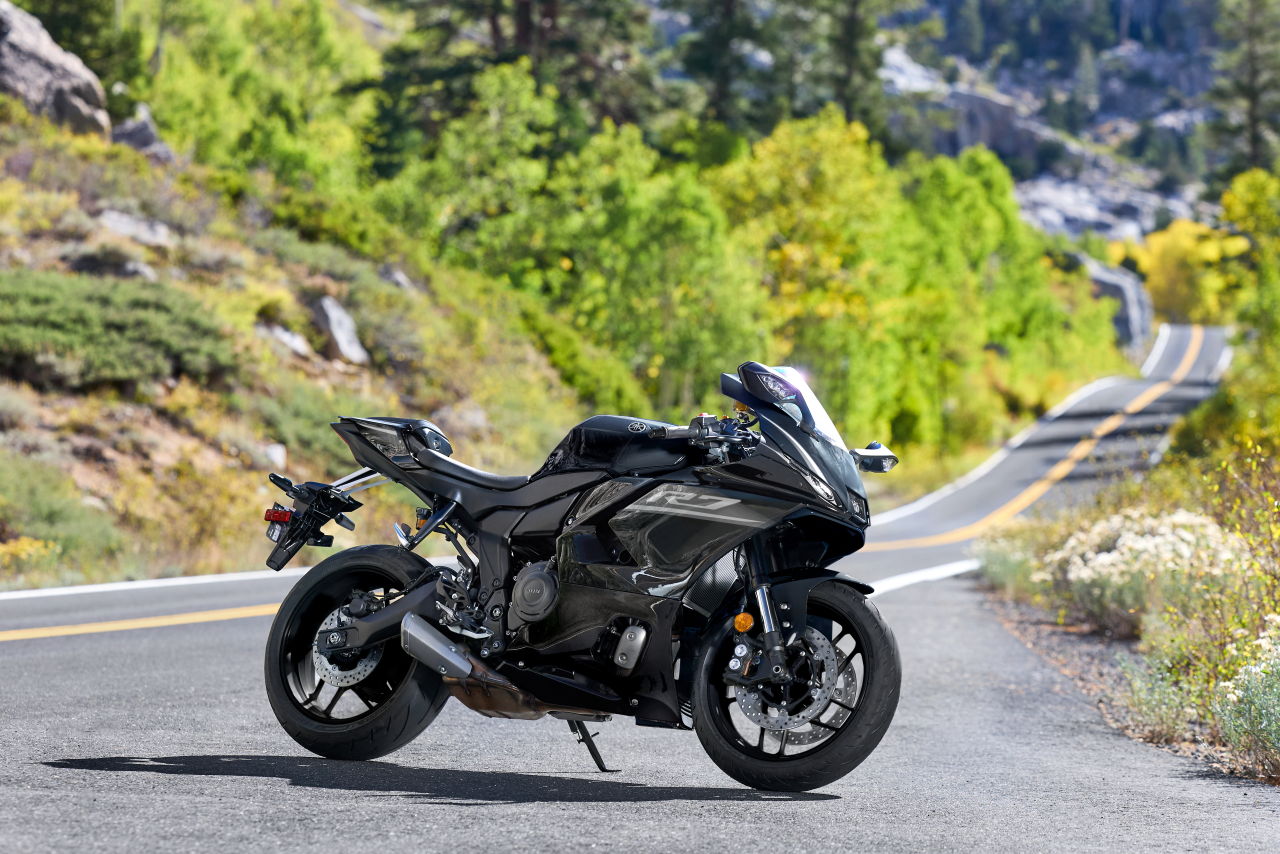 ヤマハ｜YZF-R7｜欧州仕様｜2026年モデル｜ヤマハ新型「YZF-R7」は電スロ＆R1譲りのIMUで電子制御がイッキ進化！ 70周年カラーで鈴鹿8耐のノスタルジーも再現【EICMA】